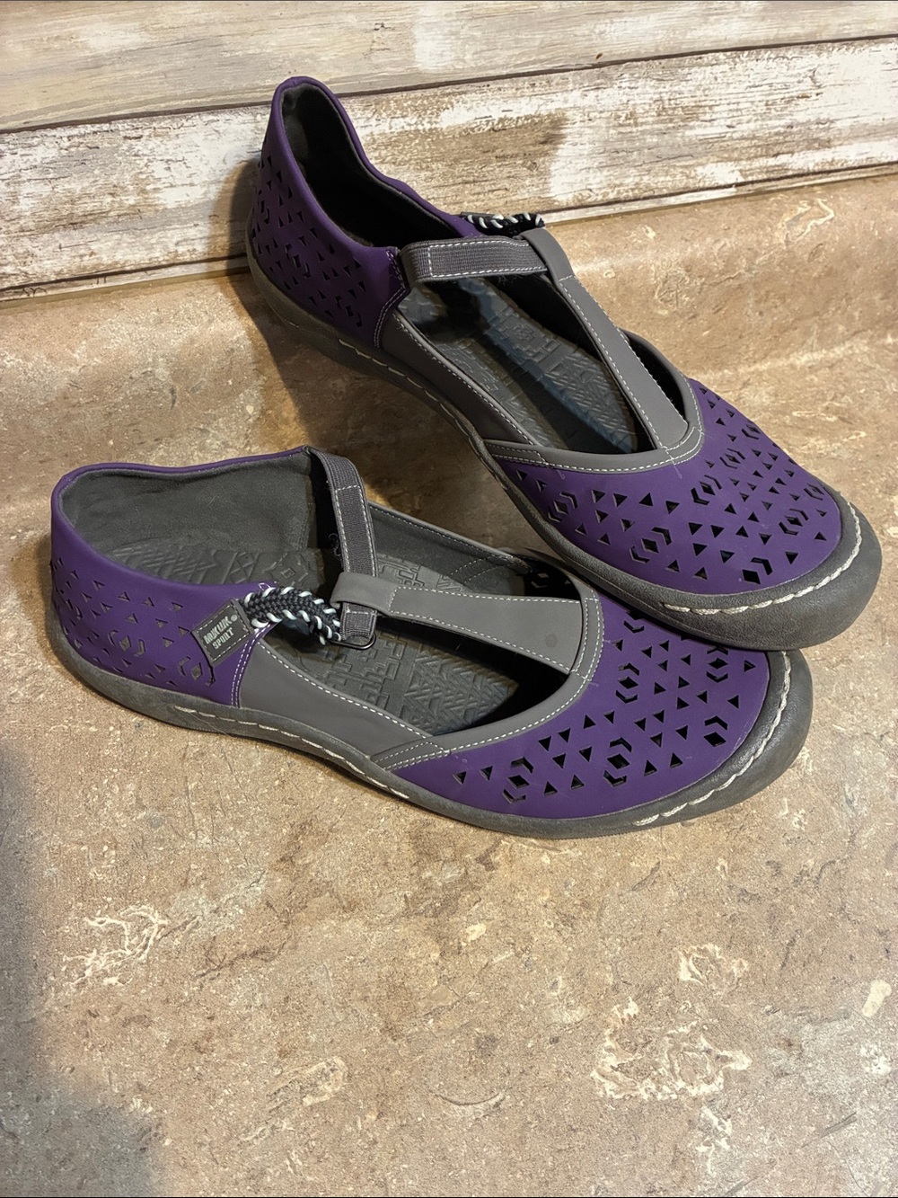 MukLuks Size 10 Women’s Purple Laser-Cut Comfort Mary Jane Flats